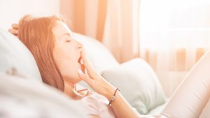 Ragazza che ha sonno a causa della spossatezza da caldo