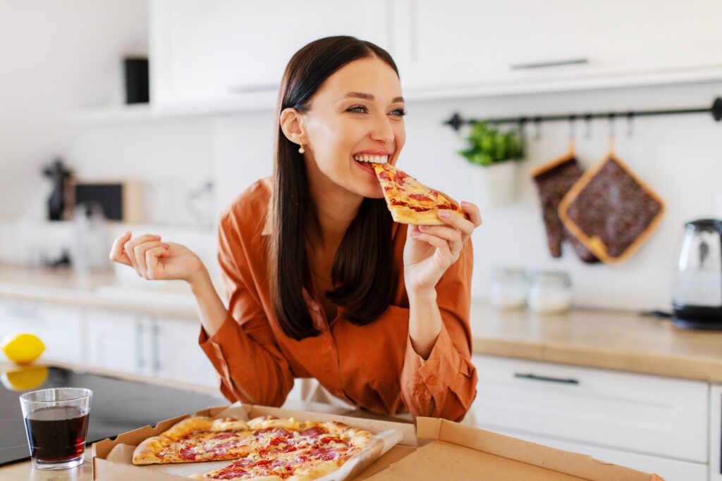 Donna che mangia carboidrati